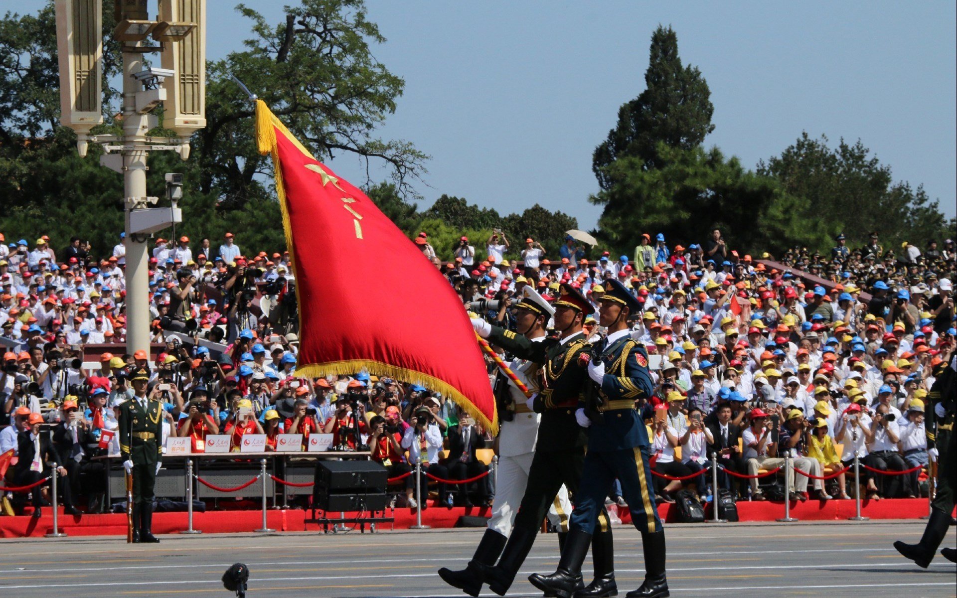 kaiyun体育app-瞩目明星对决：梅西与C朗的焦点相遇，梅西配合